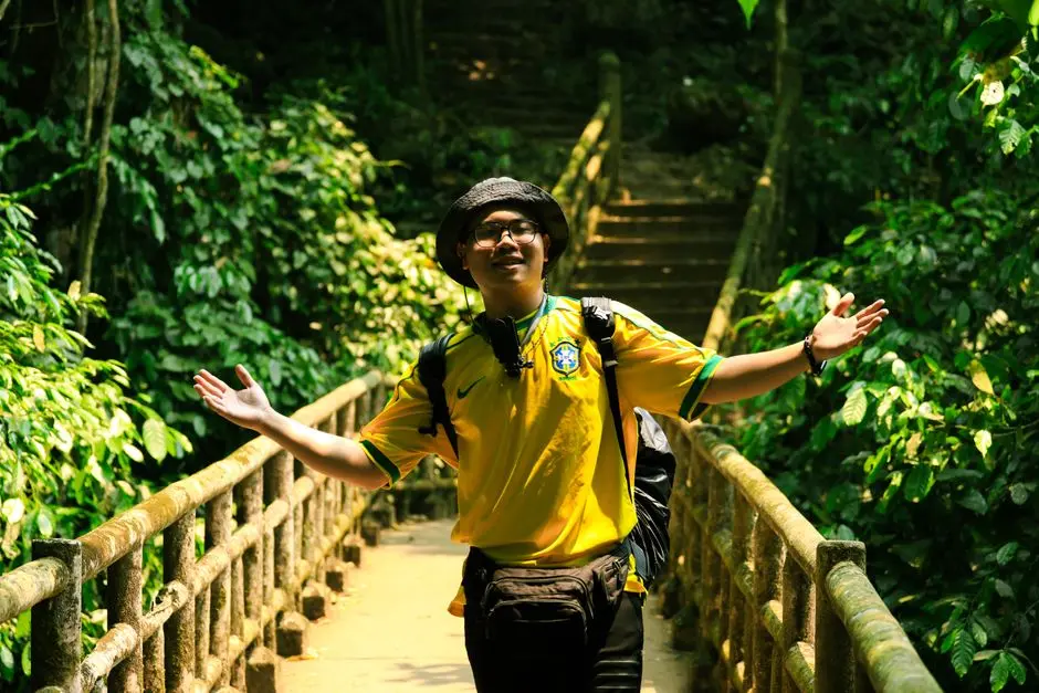 Menikmati Segarnya Air Terjun Tersembunyi di Pulausimuk